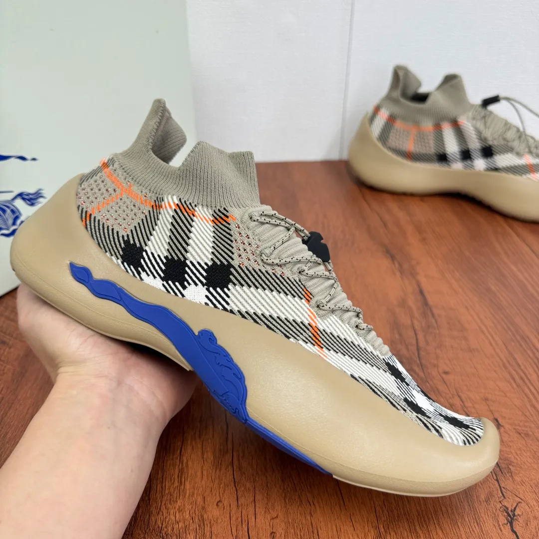Batch 720 Guangdong high version War Horse series Burberry new men's knitted casual sneakers Burberry's classic yarn inspires the sophistication and sporty taste of this sneaker. The variegated knitted upper is extremely light and elastic, showing a tight appearance on both sides of the shoe, while the toe box adopts the unique "micropore" technology of sports accessories to sublimate breathability. The elasticity of knitwear ensures that shoes fit better and are more comfortable to wear. It is equipped with a lightweight rubber outsole, an unlined design, embellished with branded drawstring accessories, and a combination of pull-on and lace-up styles. It is comfortable and breathable for the upper foot, and comes with a full set of original packaging dust bags! Size: 39-40-41-42-43-44 Leather shoe size Item number: B9368 gray brown